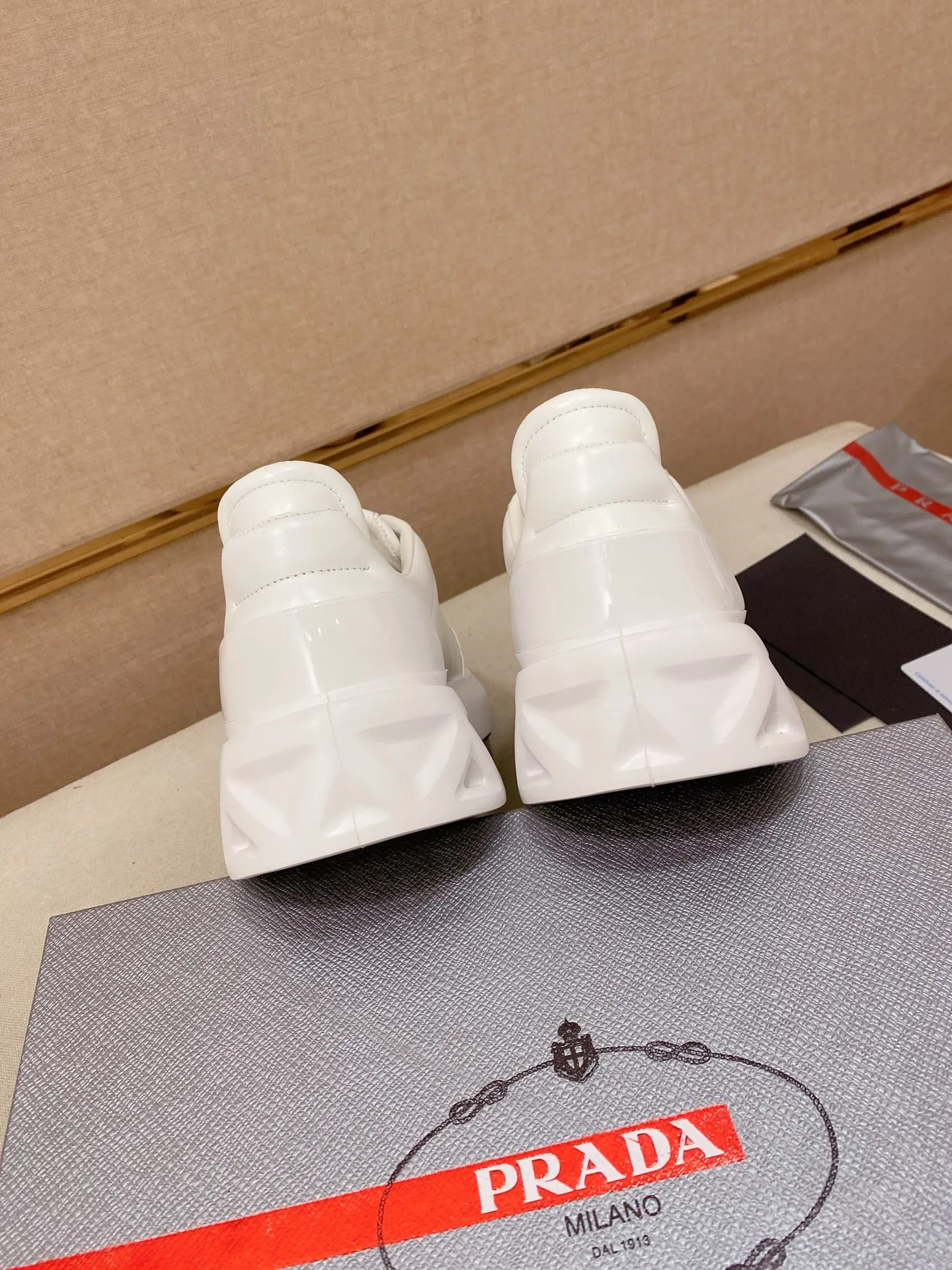 Men's shoes 💰 660💰 ✔️✔️✔️High-quality new PRADA counters are launched at the same time. The new men's shoes and 😘fabrics are selected from first-layer cowhide fabrics. Lining: Imported cowhide leather lining. 👍🏿High-end☄️Open-molded non-slip rubber outsole, exquisite lines, simple and elegant, comfortable and high-end for leisure travel. Code number: 38 to 45
